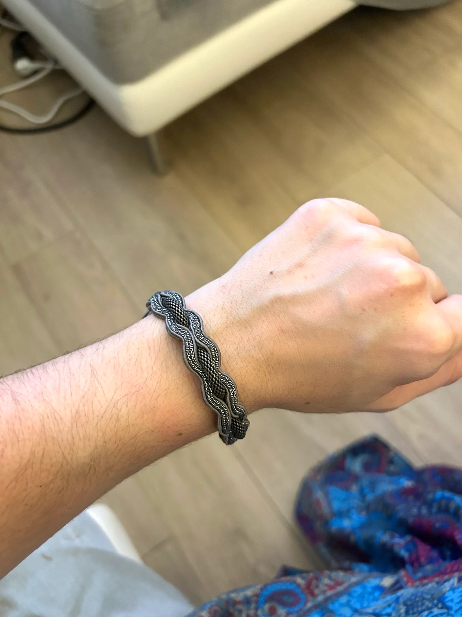 Licht aanpasbare grijze metallic verweven armband Dori Csengeri – photo 14
